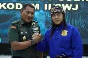 Sultan Palembang Darussalam bersama Kasdam II/Sriwijaya menyaksikan pemilihan Penghargaan Kampung Pancasila di Gedung Gatot Subroto Makodam II/Sriwijaya