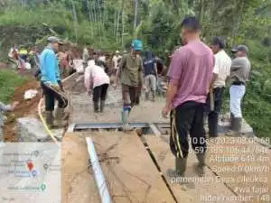 Antusias Warga desa Cileuksa Gotong Royong Bangun Jembatan dan Jalan