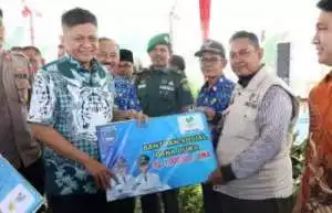 Pemkab OKU Timur Serahkan Bantuan Sosial Sembako Dan Bantuan Usaha Ekonomi Produktif