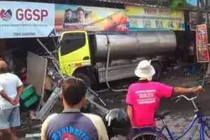 Gara-Gara Epilepsi Kambuh, Truk Tangki Air Seruduk Sejumlah Pedagang Pasar