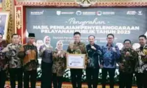 Pelayanan Publik Terbaik, Bupati Enos Raih Penghargaan Ombudsman RI