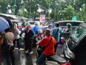 Rumah Juang Relawan Jokowi Bagikan Makan Siang Gratis