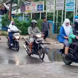 Karena gak ada di RAB ,Pintu masuk SMPN12 Kota Tangerang kebanjiran akibat proyek peninggian jalan 