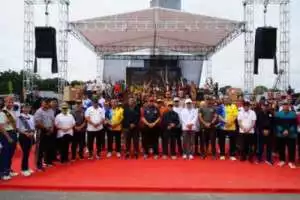 Danrem 102/Pjg Ikuti Jalan Sehat dan Deklarasi Pemilu Damai Tahun 2024 Se-Kalimantan Tengah