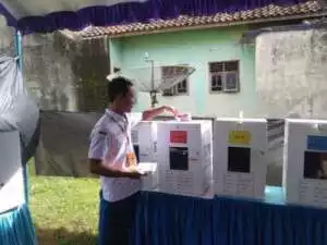 Anggota BAWASLU OKU Timur Aan Wijaya Salurkan Hak Pilihnya di TPS 2 Desa Sumber Jaya