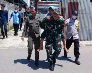 Babinsa Koramil 418-01/Makrayu Gerak Cepat Bantu Evakuasi Lansia Yang Hidup Sebatang kara