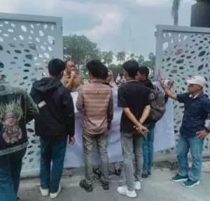 Forum Mahasiswa Pemuda Pelita (FMPP) menggelar aksi unjuk rasa di Kantor Gubernur Sumatera Selatan