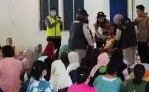 Mabes Polri Berikan Trauma Healing Bagi Pengungsi Banjir di Kudus