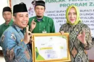 Bupati Musi Rawas, Ratna Machmud, Menyerahkan Zakat Istana dan Menerima 