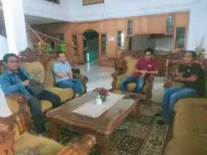 Pemdes Hujan Mas Abung Barat salurkan beras ke warga penerima