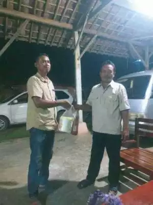 Pemdes Hujan Mas Abung Barat salurkan beras ke warga penerima