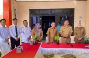 Sambangi Kampung Sawah, Ketua TP. PKK OKU Timur Bagikan 150 Paket Sembako