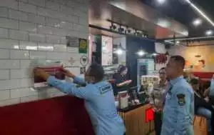 Bapenda Pasang Stiker Belum Bayar Pajak di Resto Delico Bandara Soetta