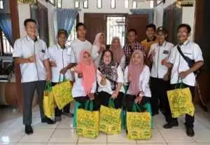 Kades Hujan Mas Kecamatan Abung Barat bagikan bingkisan kepada seluruh perangkat desa
