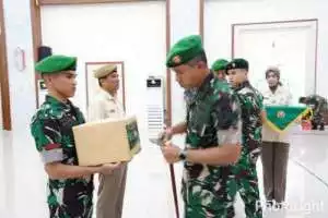 Danrem 102/Pjg Lepas Cuti Lebaran Serta Berikan Bingkisan