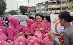 Jelang Buka Puasa dihari ke-24 Ramadhan 1445 H  Bhayangkari Sumsel bagi Takjil 