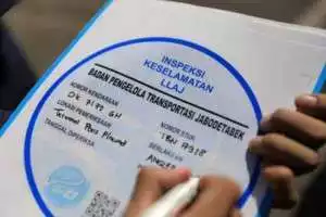 Dishub Kota Tangerang tempelkan  tanda stiker khusus bagi kendaraan yang dinilai layak jalan.
