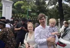 Open House Jokowi, WNA dan Umat Nasrani pun Rela Antre