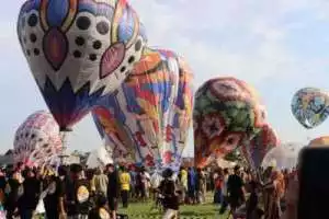 Puluhan Balon Udara Hiasi Langit Cerah Pekalongan