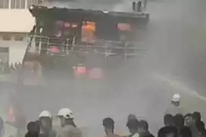 Kapal terbakar di Penjaringan, 12 mobil damkar dikerahkan