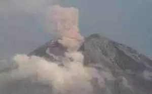 Gunung Semeru luncurkan awan panas sejauh Tiga Kilometer