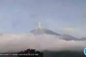 Gunung Semeru luncurkan awan panas sejauh Tiga Kilometer