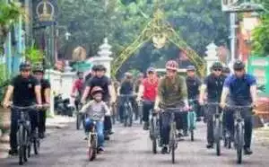 Jokowi ajak cucu gowes bersama di Yogyakarta