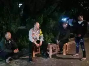 Bhabinkamtibmas Polsek Ciampea Sambangi Warga Yang Melaksanakan Giat Ronda Malam