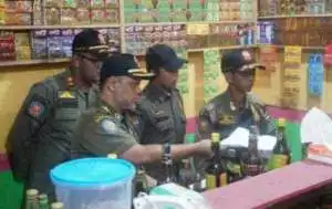  Satpol PP Kabupaten Tangerang Amankan 102 botol Minuman beralkohol  dari 10 Depot Jamu