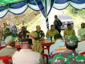 Dandim 1812/Pegunungan Arfak dampingi Pj. Gubernur Papua Barat tinjau lokasi dan salurkan bantuan korban tanah longsor