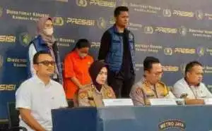Ibu muda yang buat video asusila dengan anaknya pakai baju oranye dan tertunduk saat jumpa pers