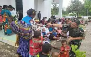 Minggu Kasih, TNI bagi-bagi bahan pokok ke warga Timika