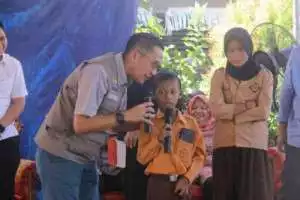 Silaturahmi Dengan Ratu Dewa, Ratusan Wali Murid SD-SMP Se Kertapati Terima Bantuan 