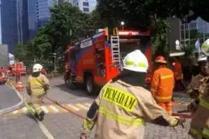 Kebakaran Gedung Graha CIMB Niaga Kebayoran Baru, 17 Unit Damkar Dikerahkan