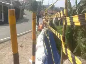 Antisipasi longsor susulan, tembok pengaman jalan nasional di Bogor, dipasang terpal
