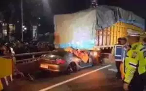 Mobil mewah Porsche seruduk truk di Tol Dalam Kota, pengemudi tewas