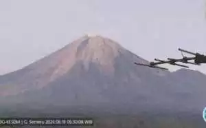 Erupsi Gunung Ibu di Malut muntahkan abu vulkanik 5 Km