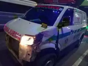 Truk tak mau kasih jalan tabrak ambulans yang bawa bayi di Cileungsi Bogor