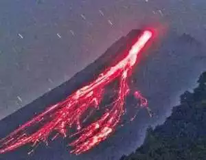 Erupsi Gunung Ibu di Malut muntahkan abu vulkanik 5 Km
