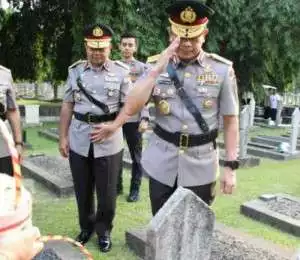Waka BSSN Komjen Putu Jayan Menghadiri Kegiatan Tabur Bunga Sebagai Rangkaian HUT Bhayangkara Ke-78