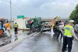 4 tewas dalam tabrakan Pajero vs truk kontainer di Tol Semarang-Batang, ini identitas korban