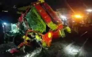 Duh! Hendak padamkan kebakaran terobos perlintasan, mobil Damkar ringsek tertabrak kereta api