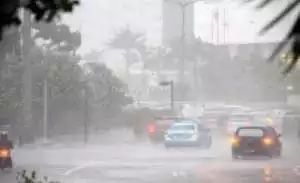 Video detik-detik tebing longsor di Exit Tol Veteran Bintaro, air mengalir seperti air terjun