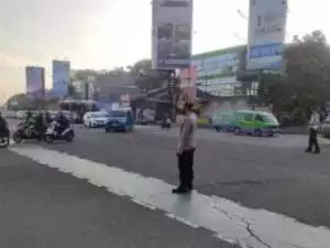 Anggota Polsek Bogor Utara Laksanakan Pelayanan Masyarakat Melalui Pengaturan Arus Lalu Lintas