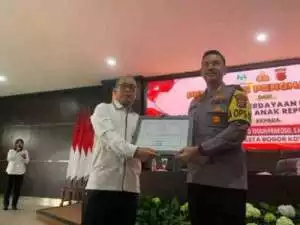 Deputi Perlindungan Anak KemenPPA, Nahar menyerahkan penghargaan Kepada Kapolresta Bogor Kota