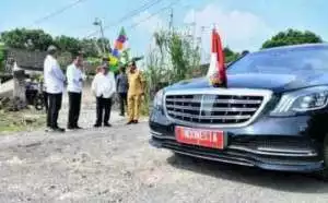 Momen Presiden Jokowi berhenti mendadak cek jalan rusak di Lampung Selatan