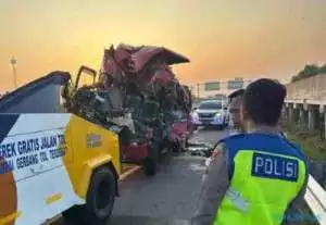 Duh! Hendak padamkan kebakaran terobos perlintasan, mobil Damkar ringsek tertabrak kereta api