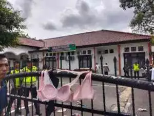 DPD IWO Indonesia Hadiahi Pengadilan Negeri Kayuagung BH Dan Celana Dalam Wanita.