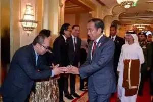 Kedatangam Jokowi disambut langsung MBZ di Bandara Zayed, Abu Dhabi