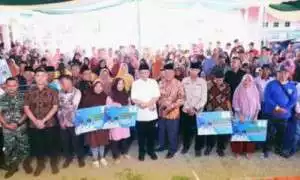 Bupati Enos Menyerahkan Bantuan Usaha Ekonomi Produktip dan Sembako Untuk Masyarakat Pra Sejahtera